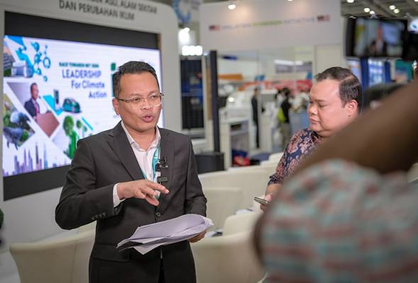 Nik Nazmi ketika ditemu bual Astro AWANI sempena Pameran dan Persidangan Teknologi Hijau serta Produk Eko Antarabangsa Malaysia (IGEM) 2023 yang bermula pada Rabu. - Foto NRECC